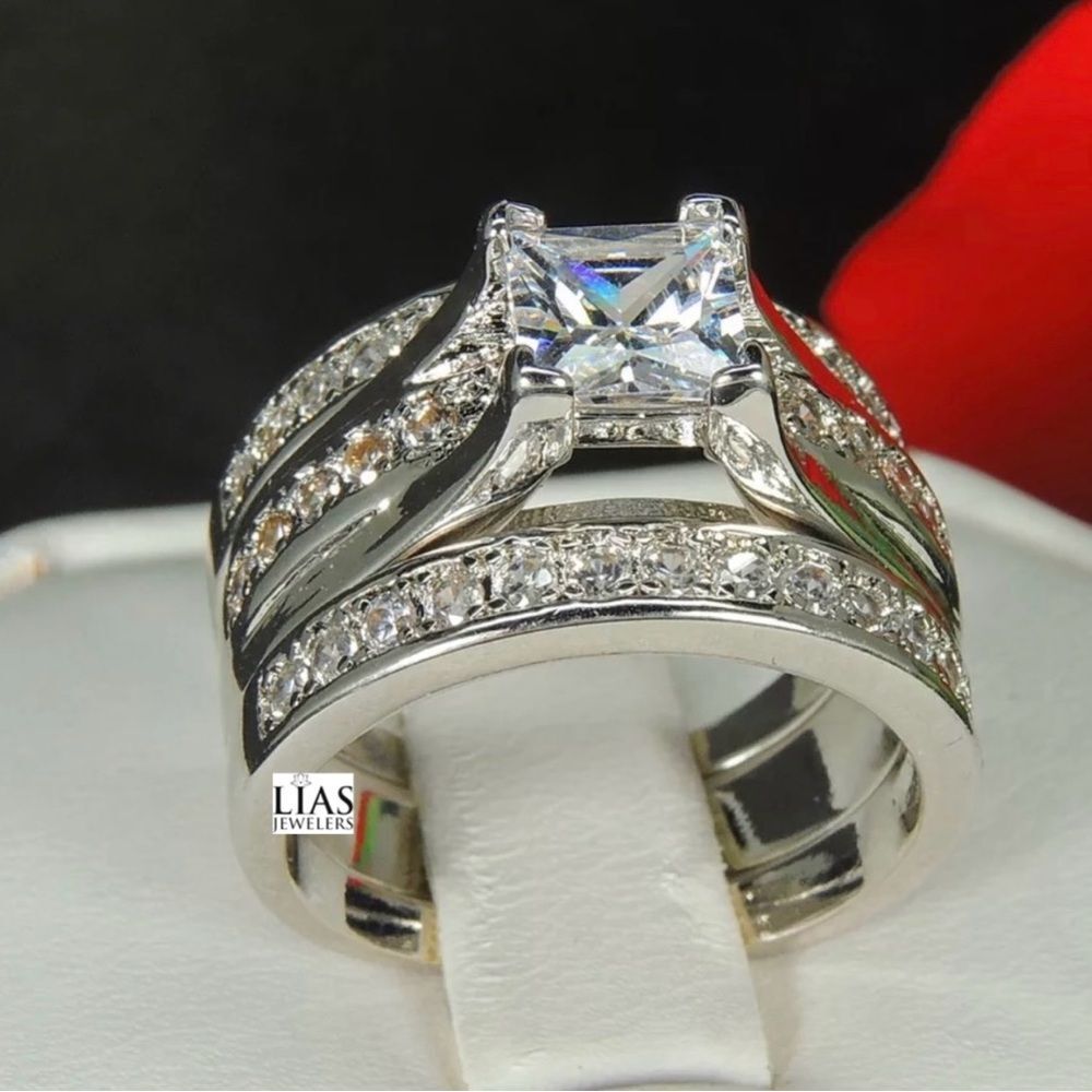 New 18 k white gold wedding ring set